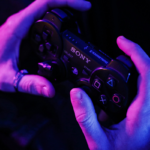 Почему на кнопках контроллера PlayStation вместо букв нанесены символы?